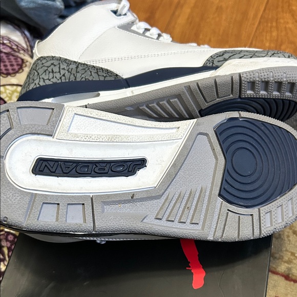 Jordan Athletic Shoes White and Gray - Picture 3 of 4